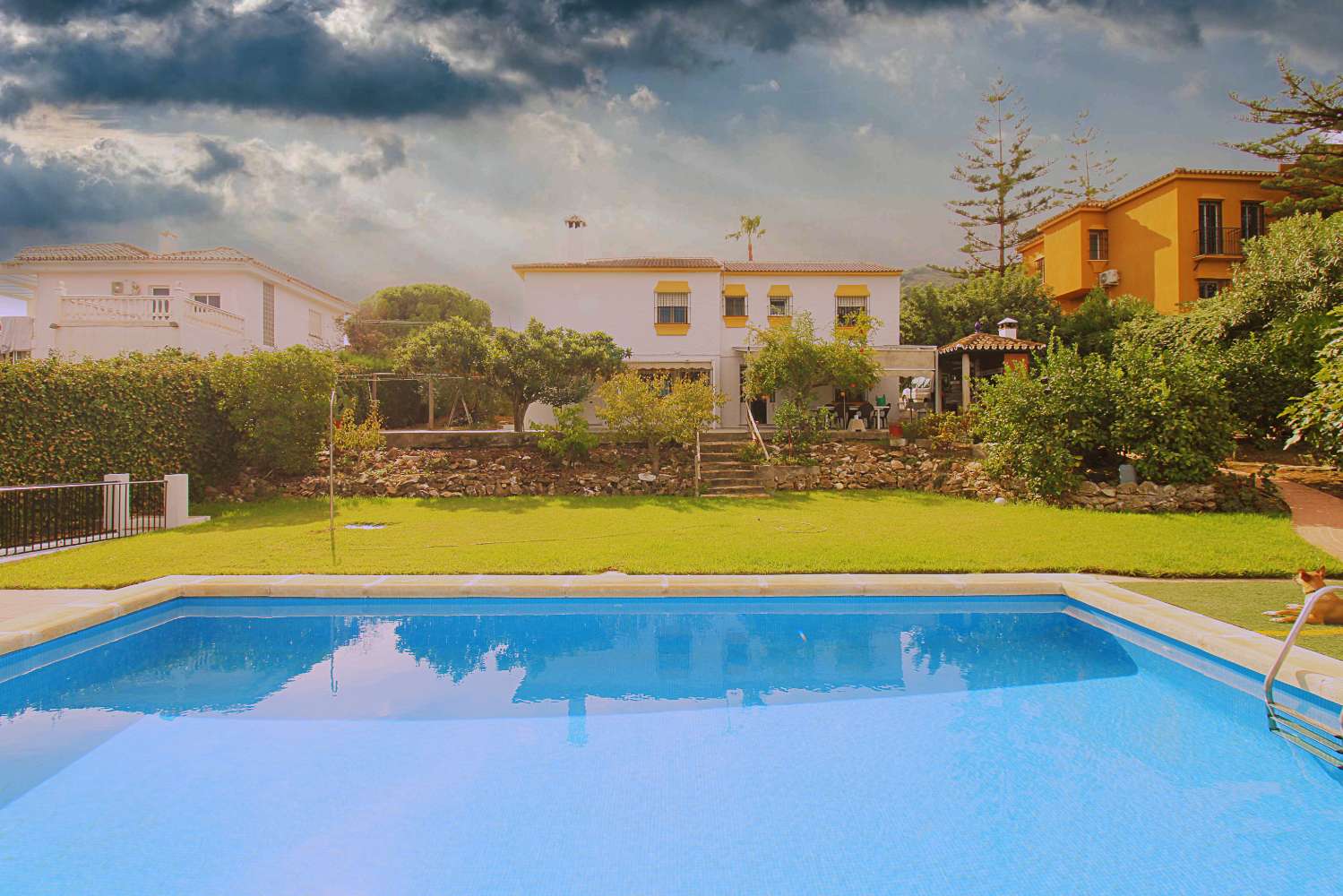 AMPLIA VILLA DE 5 DORMITORIOS CON GRAN PARCELA Y ZONA DE BARBACOA EN PINOS DE ALHAURÍN