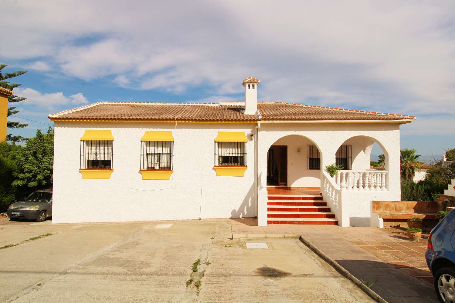 AMPLIA VILLA DE 5 DORMITORIOS CON GRAN PARCELA Y ZONA DE BARBACOA EN PINOS DE ALHAURÍN