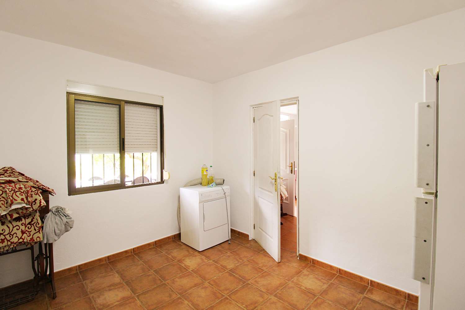 AMPLIA VILLA DE 5 DORMITORIOS CON GRAN PARCELA Y ZONA DE BARBACOA EN PINOS DE ALHAURÍN