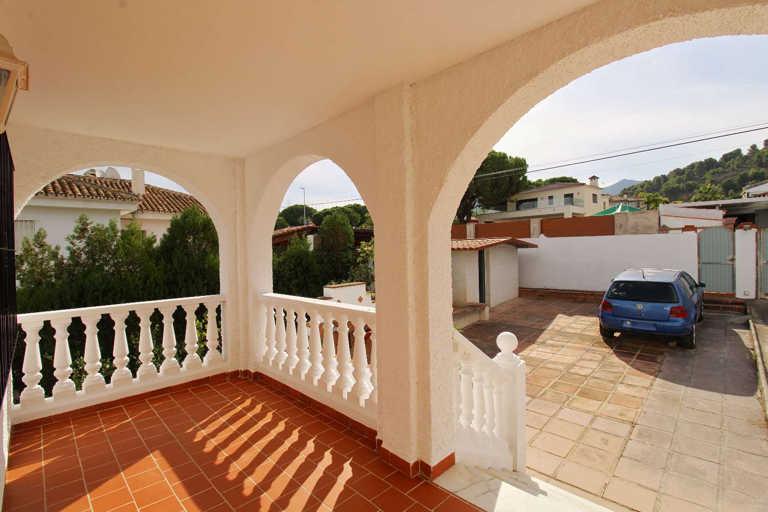 AMPLIA VILLA DE 5 DORMITORIOS CON GRAN PARCELA Y ZONA DE BARBACOA EN PINOS DE ALHAURÍN