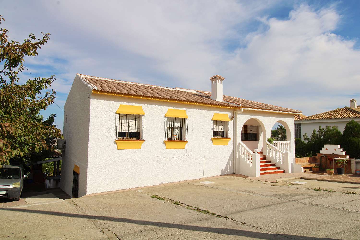AMPLIA VILLA DE 5 DORMITORIOS CON GRAN PARCELA Y ZONA DE BARBACOA EN PINOS DE ALHAURÍN