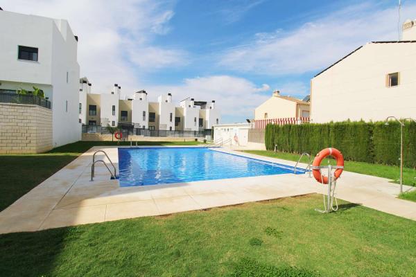 AMPLIO ADOSADO CON PATIO, PISCINA COMUNITARIA ...