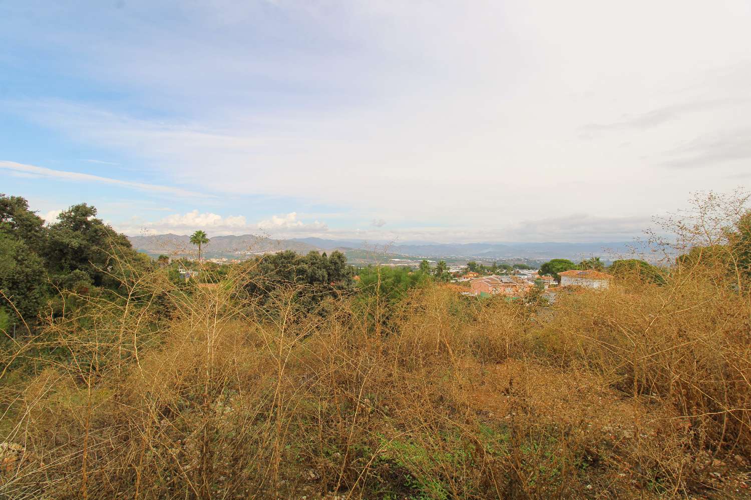 GROSSZÜGIGES GRUNDSTÜCK MIT 1.339 M² IN PINOS DE ALHAURÍN – BEVORZUGTE LAGE