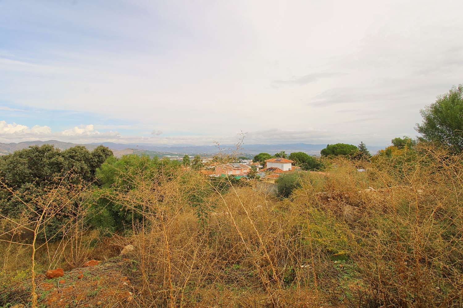 GROSSZÜGIGES GRUNDSTÜCK MIT 1.339 M² IN PINOS DE ALHAURÍN – BEVORZUGTE LAGE