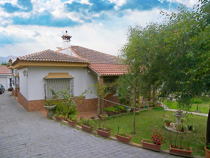 ENCANTADORA VILLA INDEPENDIENTE CON PISCINA Y AMPLIO JARDÍN EN EL LAGAR DE LAS PITAS