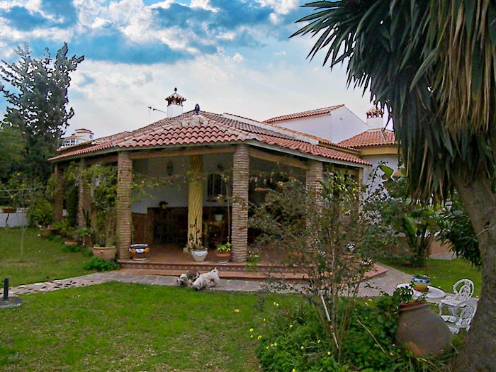 ENCANTADORA VILLA INDEPENDIENTE CON PISCINA Y AMPLIO JARDÍN EN EL LAGAR DE LAS PITAS