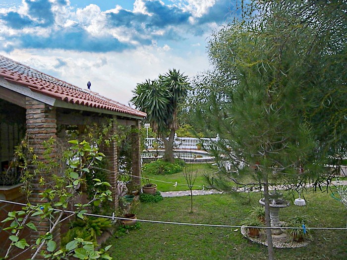 ENCANTADORA VILLA INDEPENDIENTE CON PISCINA Y AMPLIO JARDÍN EN EL LAGAR DE LAS PITAS