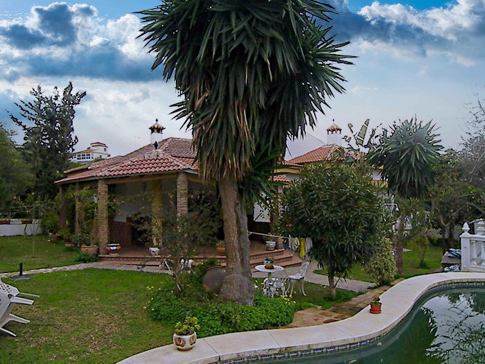 ENCANTADORA VILLA INDEPENDIENTE CON PISCINA Y AMPLIO JARDÍN EN EL LAGAR DE LAS PITAS