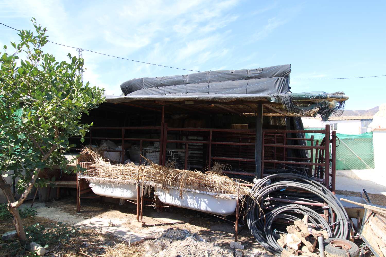 Complejo Rural con licencia de alquiler turístico con tres viviendas independientes