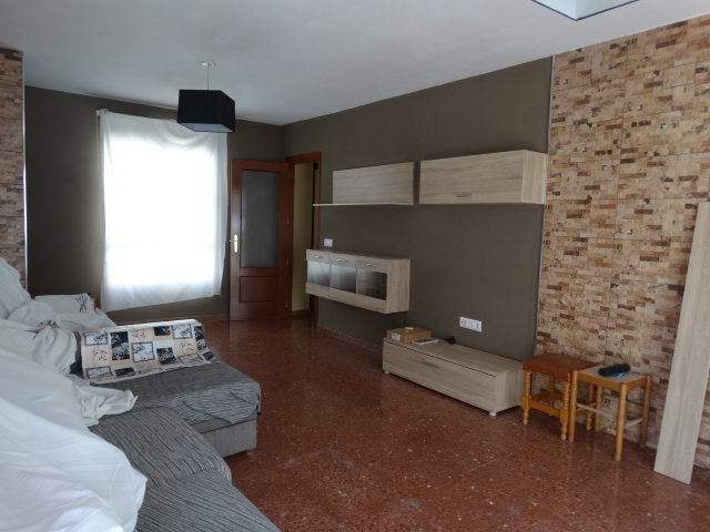 Bright apartment with a terrace-solarium in a central and well-connected area
