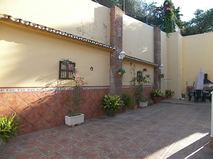 Independent villa located in Fuensanguinea.