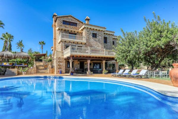 Obra Maestra Arquitectónica en La Alquería – Elegancia A...