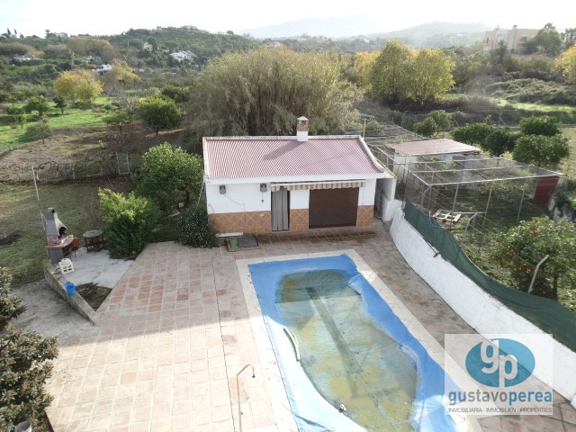 Finca con dos casa situada en Coín.