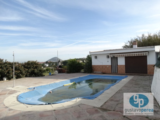 Finca con dos casa situada en Coín.